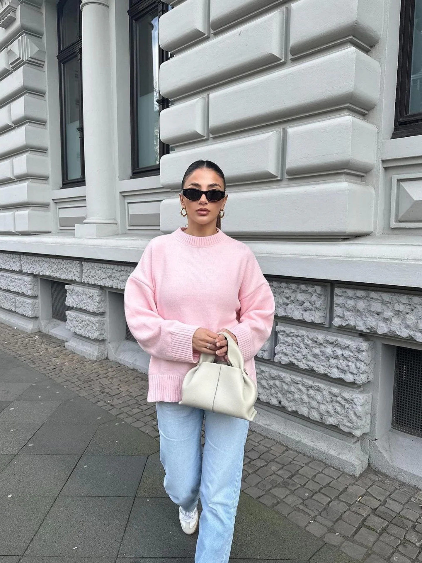 Übergroßer rosa Pullover